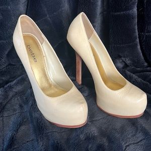 Bebe off white cream pump beautiful condition!